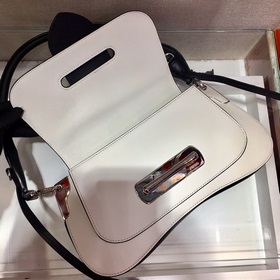 Новая женская сумка PRADA под мышкой, модель： 1BD168 Изготовлена