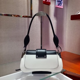Новая женская сумка PRADA под мышкой, модель： 1BD168 Изготовлена