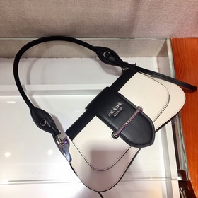 Новая женская сумка PRADA под мышкой, модель： 1BD168 Изготовлена 