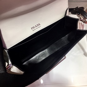 Новая женская сумка PRADA под мышкой, модель： 1BD168 Изготовлена 