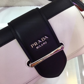 Новая женская сумка PRADA под мышкой, модель： 1BD168 Изготовлена 