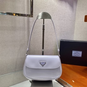 PRADA Новая модель сумки под мышку в новых цветах Популярные в э