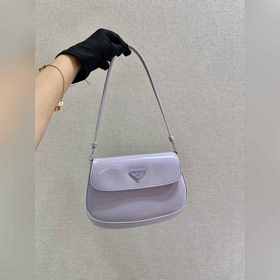 PRADA Новая модель сумки под мышку в новых цветах Популярные в э