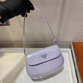 PRADA Новая модель сумки под мышку в новых цветах Популярные в э