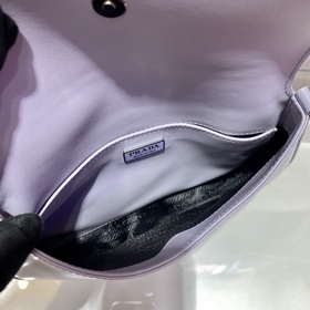 PRADA Новая модель сумки под мышку в новых цветах Популярные в э