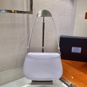 PRADA Новая модель сумки под мышку в новых цветах Популярные в э