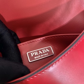 PRADA Новая модель сумки под мышку в новых цветах Популярные в э