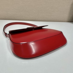 PRADA Новая модель сумки под мышку в новых цветах Популярные в э