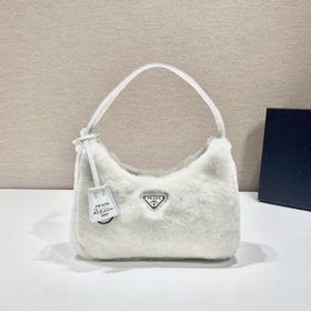 PRADA дизайн меховой сумки снова в тренде этого сезона. Даже чер