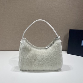 PRADA дизайн меховой сумки снова в тренде этого сезона. Даже чер