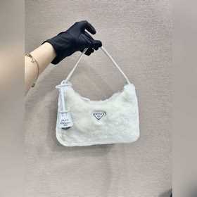 PRADA дизайн меховой сумки снова в тренде этого сезона. Даже чер