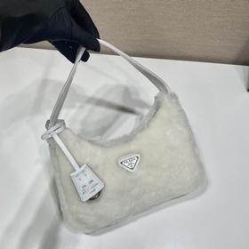 PRADA дизайн меховой сумки снова в тренде этого сезона. Даже чер