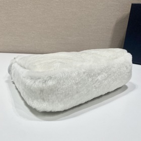 PRADA дизайн меховой сумки снова в тренде этого сезона. Даже чер