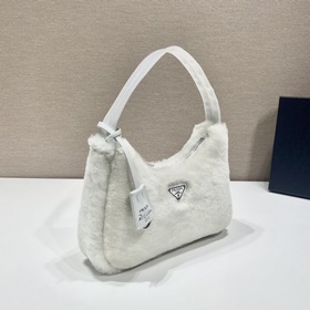 PRADA дизайн меховой сумки снова в тренде этого сезона. Даже чер
