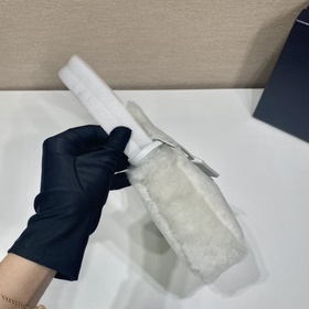PRADA дизайн меховой сумки снова в тренде этого сезона. Даже чер