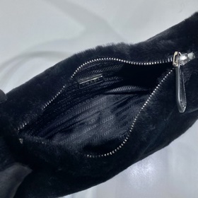 PRADA Пушистая сумка Hobo, обновленная версия/козья шерсть Эта с