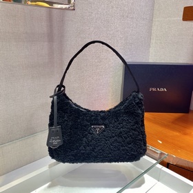 PRADA дизайн меховой сумки снова в тренде этого сезона. Даже чер