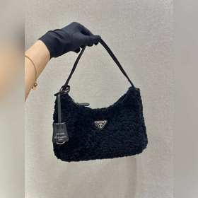 PRADA дизайн меховой сумки снова в тренде этого сезона. Даже чер