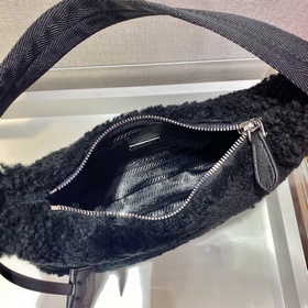 PRADA дизайн меховой сумки снова в тренде этого сезона. Даже чер