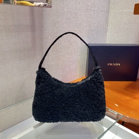 PRADA дизайн меховой сумки снова в тренде этого сезона. Даже чер