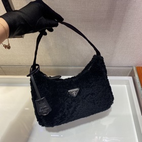 PRADA дизайн меховой сумки снова в тренде этого сезона. Даже чер