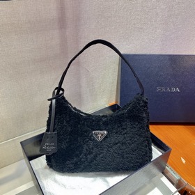 PRADA дизайн меховой сумки снова в тренде этого сезона. Даже чер