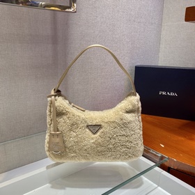 PRADA дизайн меховой сумки снова в тренде этого сезона. Даже чер