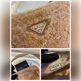 PRADA дизайн меховой сумки снова в тренде этого сезона. Даже чер