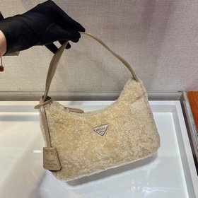 PRADA дизайн меховой сумки снова в тренде этого сезона. Даже чер