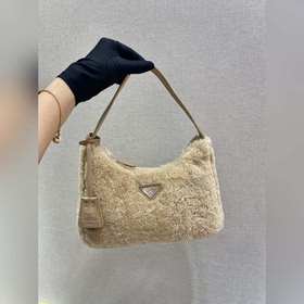 PRADA дизайн меховой сумки снова в тренде этого сезона. Даже чер