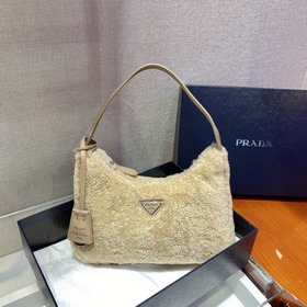 PRADA дизайн меховой сумки снова в тренде этого сезона. Даже чер