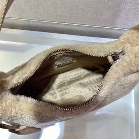 PRADA дизайн меховой сумки снова в тренде этого сезона. Даже чер