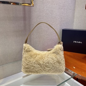 PRADA дизайн меховой сумки снова в тренде этого сезона. Даже чер