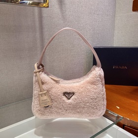 PRADA дизайн меховой сумки снова в тренде этого сезона. Даже чер