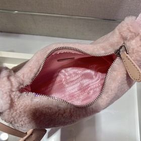 PRADA дизайн меховой сумки снова в тренде этого сезона. Даже чер