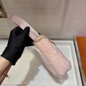 PRADA дизайн меховой сумки снова в тренде этого сезона. Даже чер