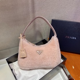 PRADA дизайн меховой сумки снова в тренде этого сезона. Даже чер