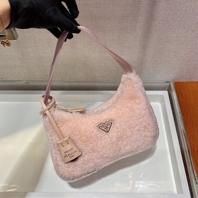 PRADA дизайн меховой сумки снова в тренде этого сезона. Даже чер