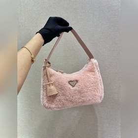 PRADA дизайн меховой сумки снова в тренде этого сезона. Даже чер
