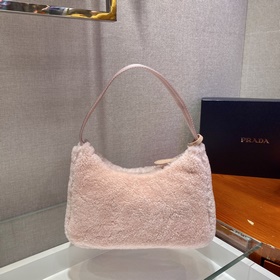 PRADA дизайн меховой сумки снова в тренде этого сезона. Даже чер