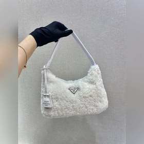 PRADA дизайн меховой сумки снова в тренде этого сезона. Даже чер