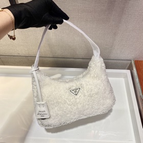 PRADA дизайн меховой сумки снова в тренде этого сезона. Даже чер