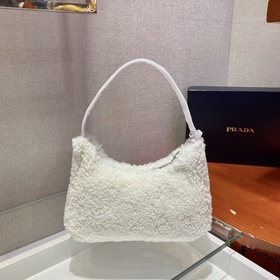 PRADA дизайн меховой сумки снова в тренде этого сезона. Даже чер