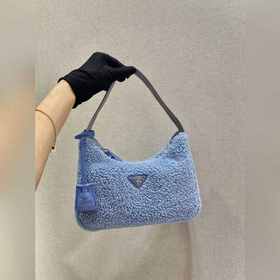PRADA дизайн меховой сумки снова в тренде этого сезона. Даже чер