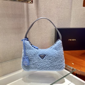 PRADA дизайн меховой сумки снова в тренде этого сезона. Даже чер