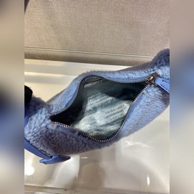 PRADA дизайн меховой сумки снова в тренде этого сезона. Даже чер