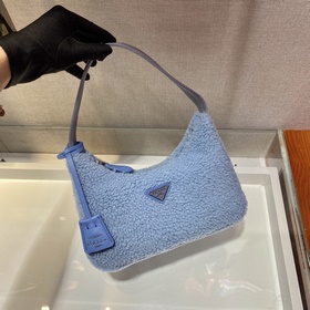 PRADA дизайн меховой сумки снова в тренде этого сезона. Даже чер