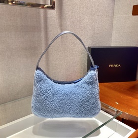 PRADA дизайн меховой сумки снова в тренде этого сезона. Даже чер
