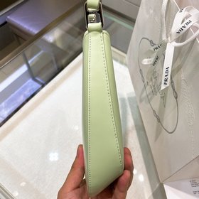 PRADA Новинка Ранневесенняя модель Hobo из гладкой телячьей кожи