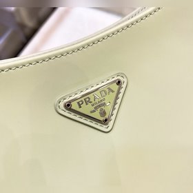 PRADA Новинка Ранневесенняя модель Hobo из гладкой телячьей кожи
